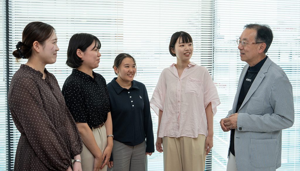 社長と社員が会話している様子