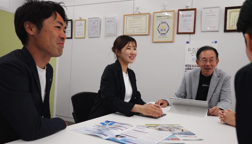 談笑している様子