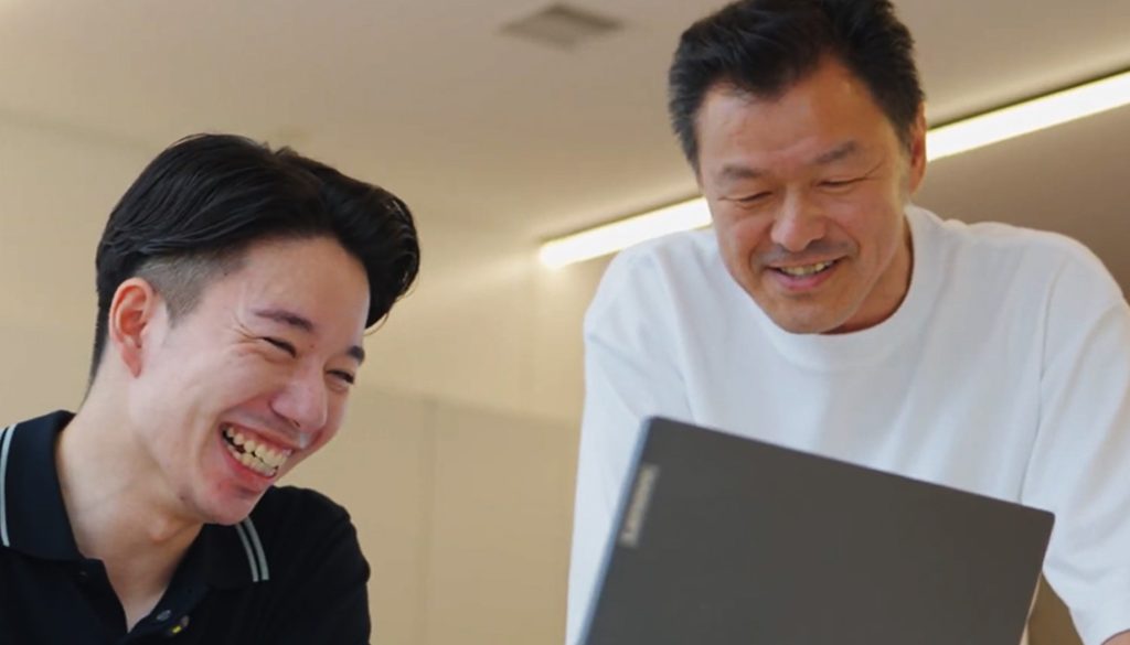 先輩が業務を教えているしている様子