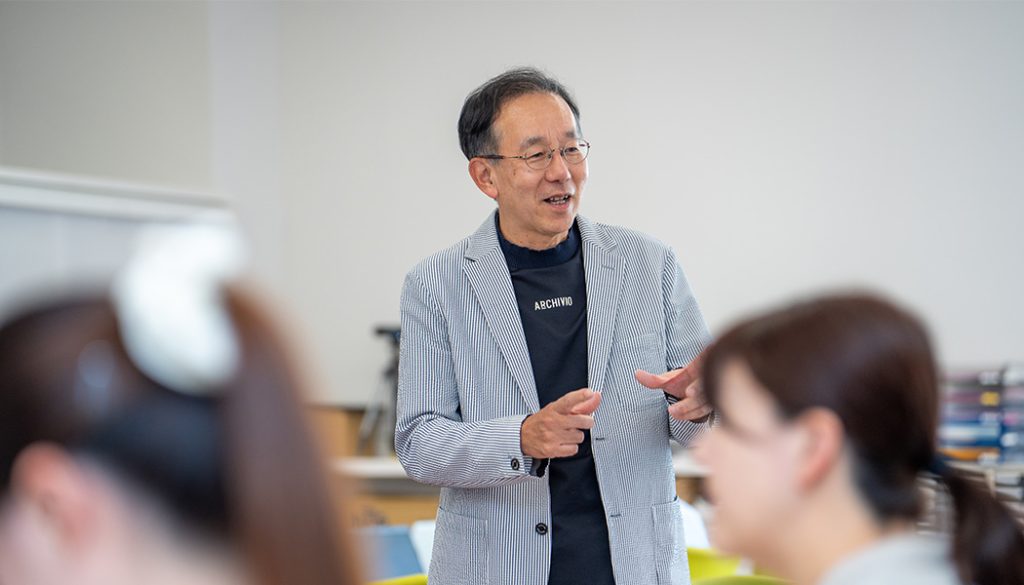 社長が社員と会話している様子