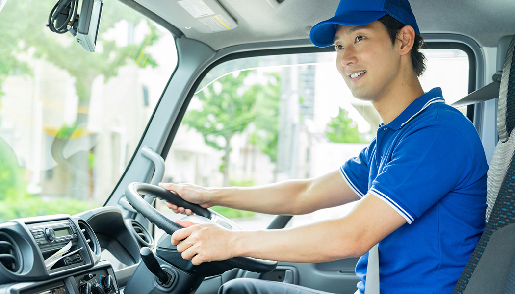 トラックを運転している様子