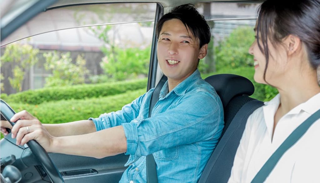 男性と女性がドライブしている様子